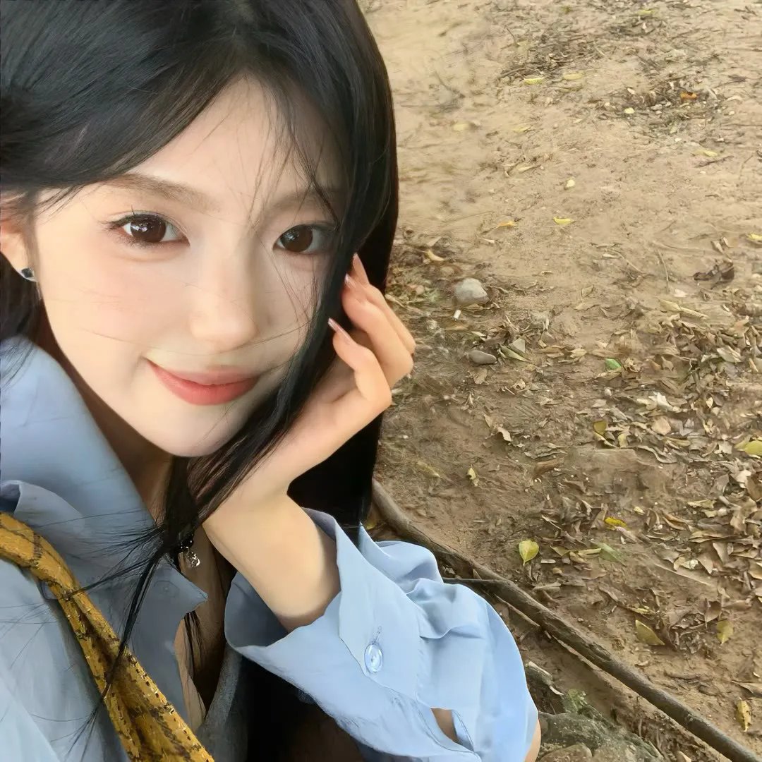 窗中女孩